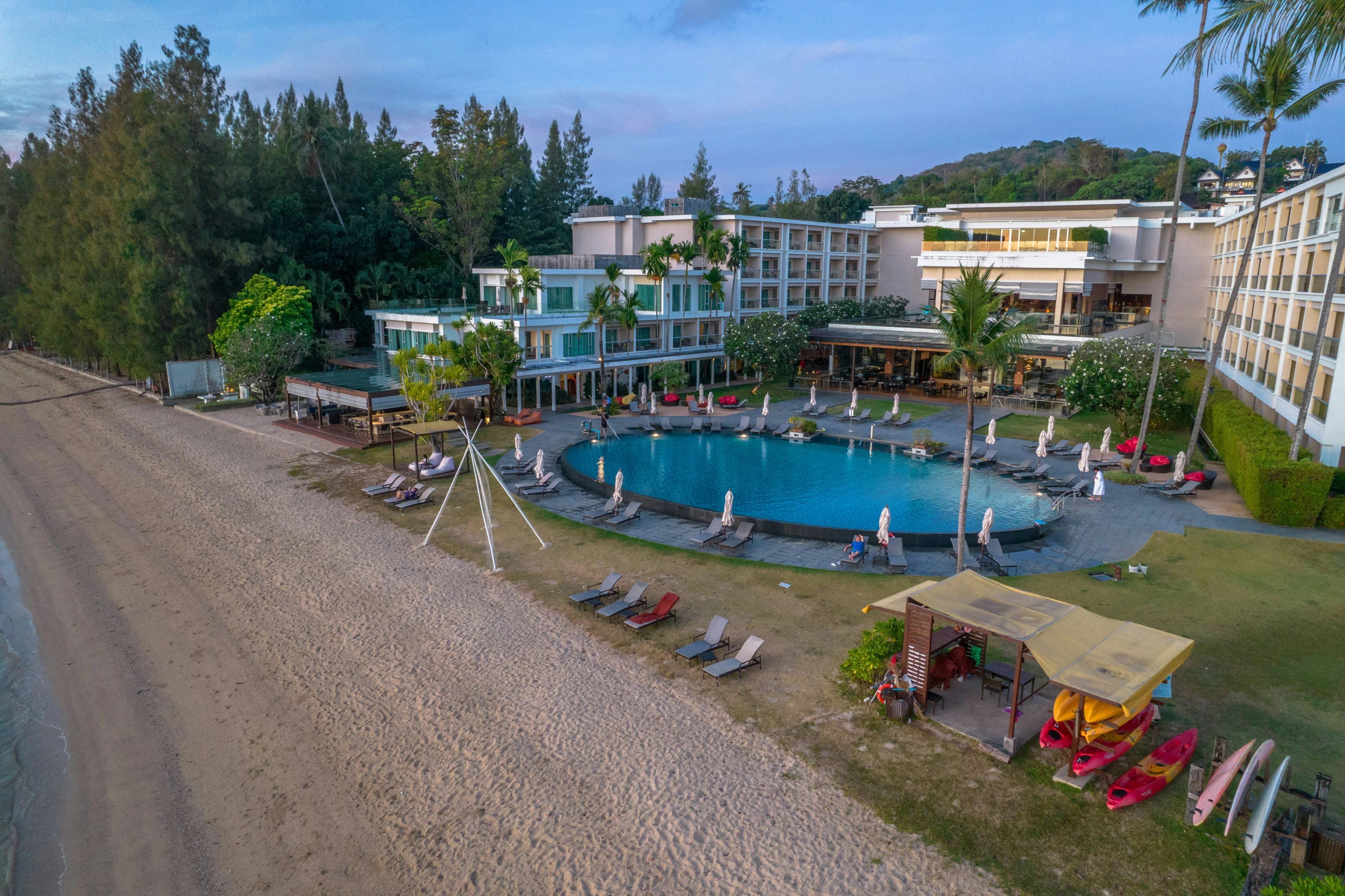 Staffing for bleisure travelers managing midweek business stays and weekend leisure peaks