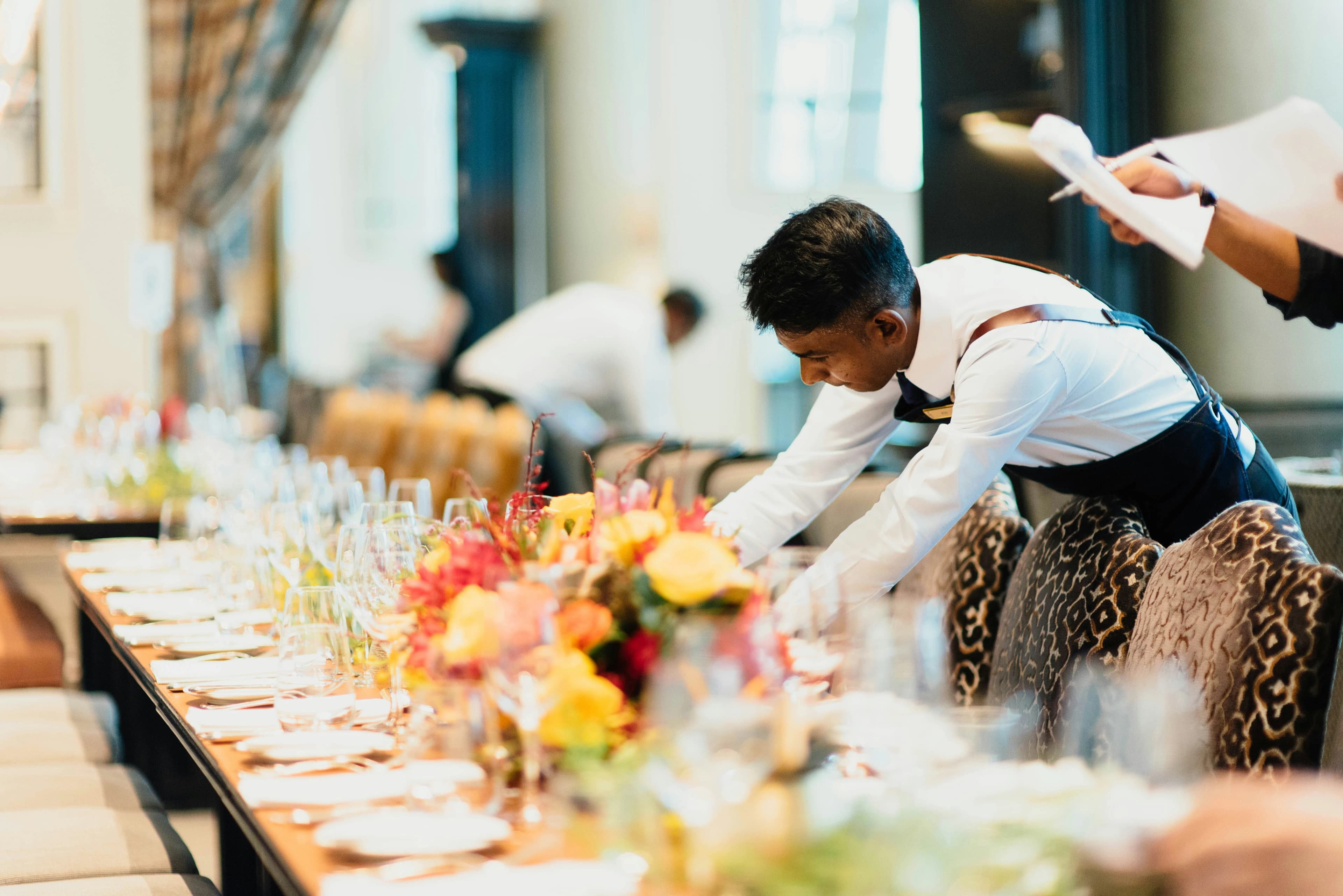 Employee meal durations and break scheduling that keeps service staffed